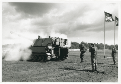 4164 - Commando overdracht bij het opleidingscentrum vuursteun (OCVUST) van kolonel F.H.L.M. Muller aan kolonel ...