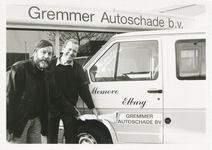 3921 - Voorzitter Wim Schaap van MEMOVO Elburg (meer mobiliteit voor ouderen) onthult met Henk Gremmer, van autoschade ...
