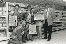 4277 - Prijsuitreiking bij Supermarkt Super Elburg door de heer Knikker aan familie Hartholt
