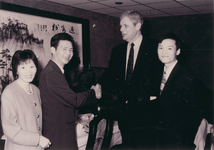 4279 - Opening Chinees restaurant door de burgemeester van Elburg, de heer Van Hout