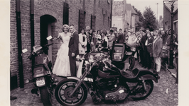 4250 - Op de motorfiets het huwelijk in.