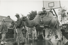 4251 - Groot kinderfeest bij Super Elburg. Veel belangstelling voor rit op kameel.