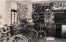 4264 - Interieur fietsenwinkel Koops aan de Beekstraat.