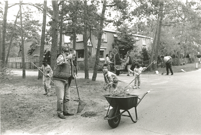 4724 - Opruimactie door buurtbewoners. V.l.n.r.; Sharon de Randamie, dhr Jansen, Earl de Randamie, Rudi Groothedde ...