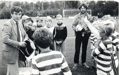 9776 - E.S.C. - overhandiging trainingspakken door dhr. Junte van de firma Klaassen