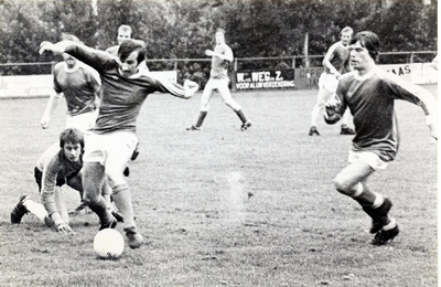 9779 - E.S.C. - glijdend naar zege: versterkt Genemuiden met 1-0 verslagen