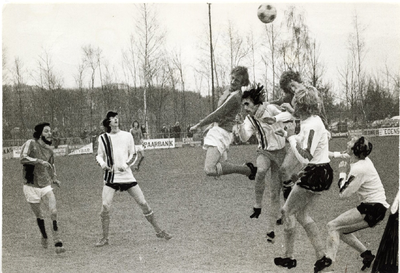 9785 - E.S.C. - al met één been in de vierde klasse