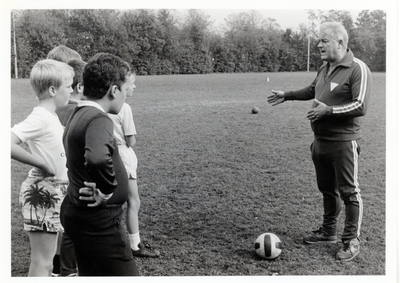 9789 - E.S.C. - Sportret met trainer Oversteeg