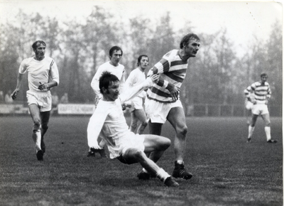 9800 - E.S.C. - kwam tegen IVV niet verder dan 0-0; Jan Koops wordt met een sliding van de bal gezet