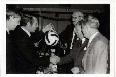 9802 - ? - overhandiging bal