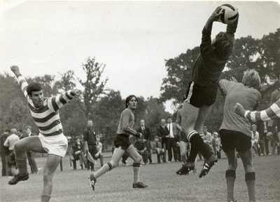 9804 - E.S.C. - Doelman Bouwmeester van DSV weet een aanval van E.S.C. te onderscheppen