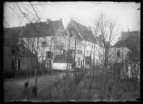 073 - Het klooster op de achtergrond verscholen achter een aantal bomen.