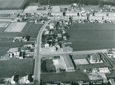 224 - Luchtfoto met overzicht van 't Loo met de school