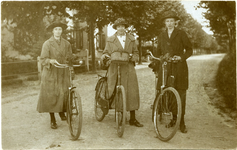 25 - 3 vrouwen op de fiets, rechts Roelofje van Tongeren