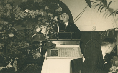 933 - Burgemeester H.M. Martens van Ermelo spreekt tijdens receptie 25-jarig bestaan V.A.D. te Apeldoorn