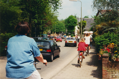7350 - in de panden rechts op de foto zijn voornamelijk horeca-bedrijven gevestigd; zie ook 7349 t/m