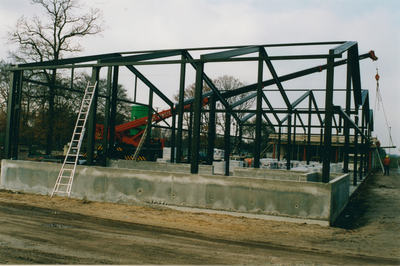 7758 - zie ook inv. nrs. 7733 t/m 7783; tijdens de bouw van loodsen op het terrein van de