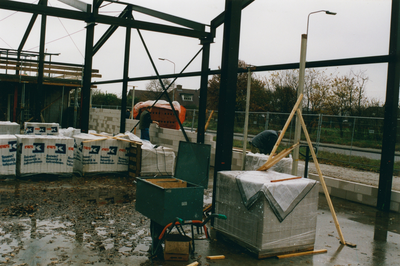 7759 - zie ook inv. nrs. 7733 t/m 7783; kijkje tijdens werkzaamheden aan de bouw van een