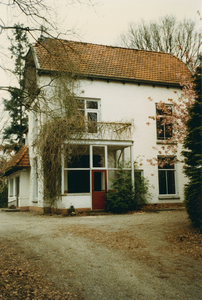 7842 - zie ook inv.nrs. 7838 t/m 7849; zijgevel van groot bouwwerk waarin het vakantiehuis