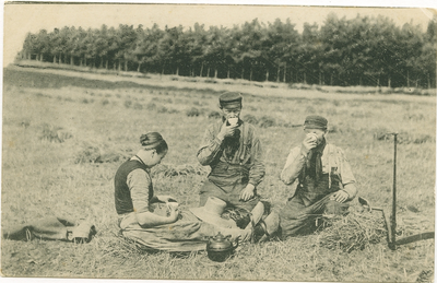 8410NUN001008410 Op de Veluwe. Koffieuurtje in 't Roggeveld