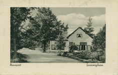 Nr.: 11905 - Nunspeet - Spoorweglaan zandweg met rechts een gepleisterd huisje met links een platte uitbouw
