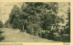 Nr.: 11908 - Rondehuisweg (met Dennendal) Nunspeet zandweg links, met rechts daarvan bossages en erachter een pand