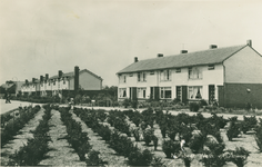 Nr.: 11910 - Nunspeet, Weth. v. Olstweg rijtjeshuizen met voortuintjes; op voorgrond plantsoentje met wegen eromheen