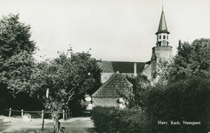 Nr.: 10927 - Herv. Kerk, Nunspeet kerk met bijgebouw, deels zichtbaar achter struiken, gezien vanaf het kerkepad