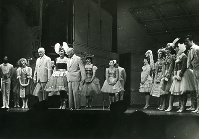 12737 - Personeelsvereniging Jan Kuipers naar de 'Snip en Snaprevue'; vooraan op toneel: Willy Walden en Piet ...