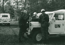 13237 - KFOR 1993; militairen Nl/B transportcie rond jeep
