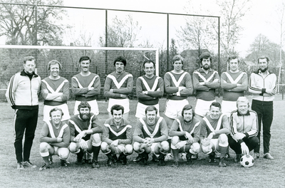 13699 - 5e elftal V.V. Hulshorst kampioen; staand vlnr: 1. G. Pap Azn; 2. Nico Schaftenaar; 3. Sam Mulder; 5. Jan v.d. ...