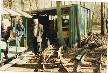 N 2209 - Het oude van Vloten wagonnetje voor de remis,v.l.n.r. Anneke Pul, Rein Lotterman en Johan Montenberg.