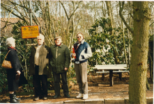 N 2221 - Bij de halte van het trammetje staan v.l.n.r. Anneke Pul, J. Montenberg, Jan Pul en Rein Lotterman.