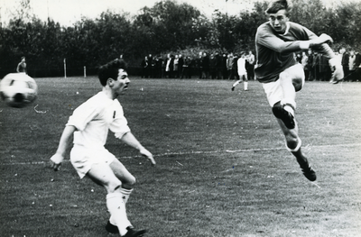 N 7411 - spelmoment uit voetbalwedstrijd Oranje-Nassau - v.v. Nunspeet (0 - 1); achtie van Bert Middelkoop (rechts)