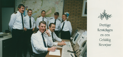 N 7628 - kerst- en nieuwjaarswens van centralisten RAC/CPA Noordwest Veluwe, politie; staand vlnr: 1. Henk Veeninga; 2. ...
