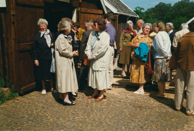 N 8046 - excursie Nuwenspete naar museumdorp Orvelte; vrouw uiterst links: Fenna de Boer; vrouw middenvoor, met bril: ...