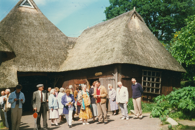 N 8047 - excursie Nuwenspete naar museumdorp Orvelte; man met pet en wandelstok/stoelkrukje: Jan Pul; rechts ...