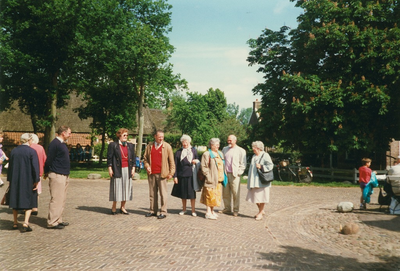 N 8049 - excursie nuwenspete; man met blauwe trui en handen op de rug: Henk Molenkamp; vrouw met rode trui en ...