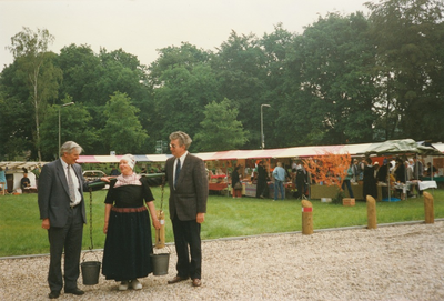 N 8051 - schaapscheerdersfeest Vierhouten 1990; vlnr: Reyer Leusink; Aaltje Goris; Aart van Ruler
