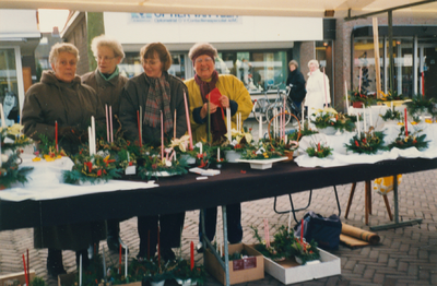 N 8052 - verkoop kerststukjes; vlnr: Margot Lokhorst; Anneke Pul; Willy Bonestroo; Gerrie Rekers