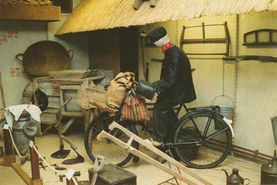 N 8053 - tafereeltje uit de Oudheidkamer; transportfiets met handkappen; links melkemmer het teemse en doek; ...