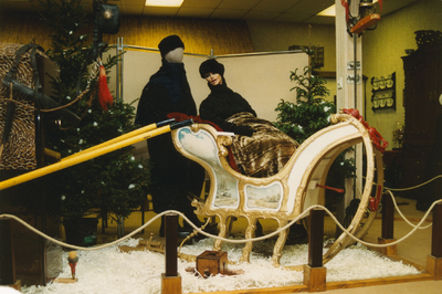 N 8054 - tafereeltje uit de Oudheidkamer; arreslee, te leen van fam Th. ter Horst uit Vierhouten; poppen dragen stadse ...