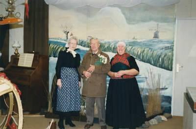 N 8055 - winterlandschap geschilderd door Atie en Marieke Rekers; vlnr: Anneke Pul; 3000ste bezoeker: G. Kunz uit ...