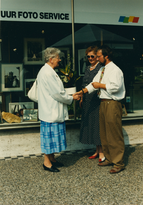 N 8060 - Fenna de Boer schudt hand van Bert v.d. Bunte; Evie Hardlooper kijkt toe;Bert v.d. Bunte maakte gratis de foto ...