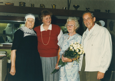 N 8061 - vlnr: Fenna de Boer; Evie Hardlooper; dhr en mw Van Immerzeel; dhr Van Immerzeel is oud-schoolhoofd van de ...