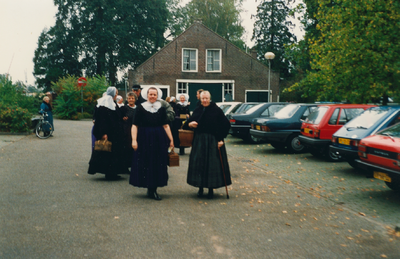 N 8064 - groep mensen in streekdracht; op voorgrond: Alie de Graaf en Corrie van Spronsen