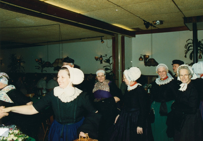 N 8066 - groep mensen in streekdracht opgesteld in rij; vlnr: Gerrie Rekers; Alie de Graaf; Albert / Ab Holstege; Alie ...