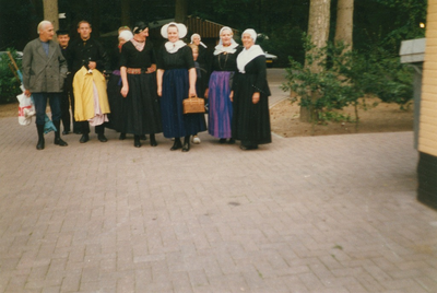 N 8068 - groep mensen, in streekdracht, staan op een pleintje; vlnr: Aad de Leeuw; Jan Plender; Wim Bonestroo; Willy ...
