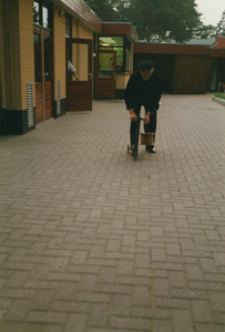 N 8069 - man, gekleed in streekdracht, met stoof in de hand, op een stepje; Jan Pul