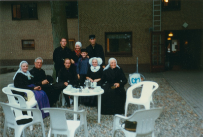 N 8070 - groep mensen in streekdracht ; achter vlnr: Wim Bonestroo, Willy Bonestroo; Bert Holstege; vooraan vlnr: Alie ...